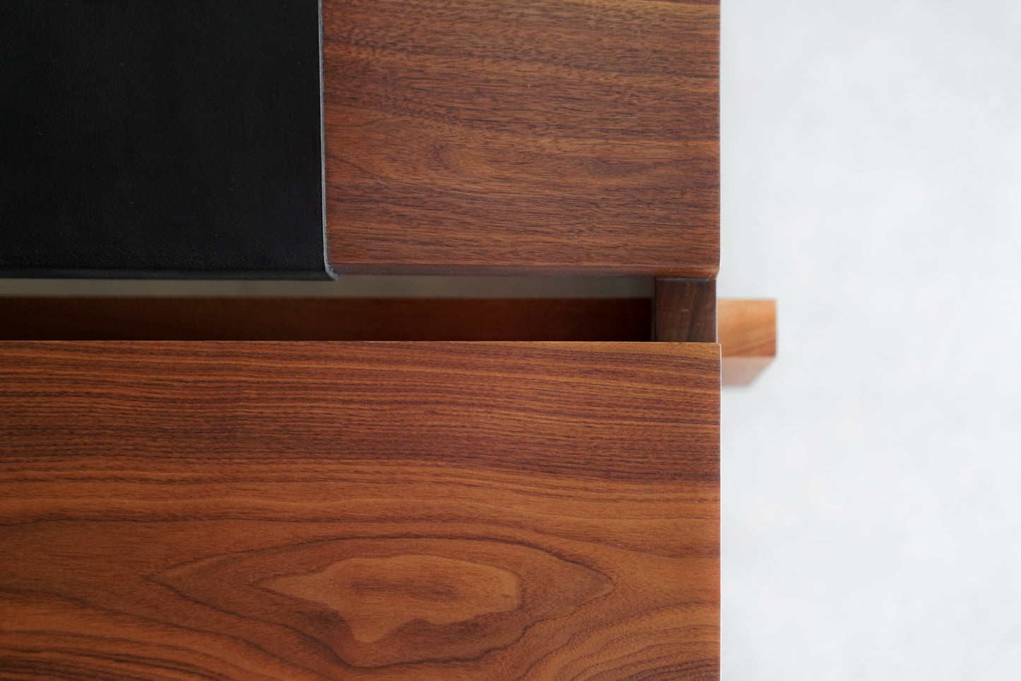 Carter desk- Close up on walnut wood 