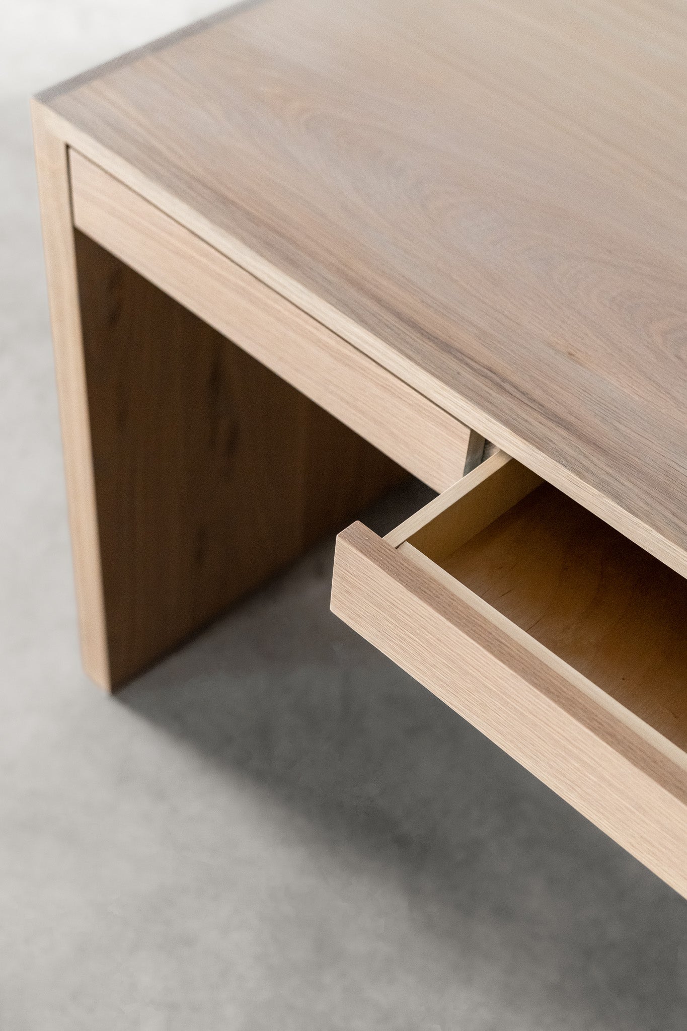 Milo Desk (OAK)
