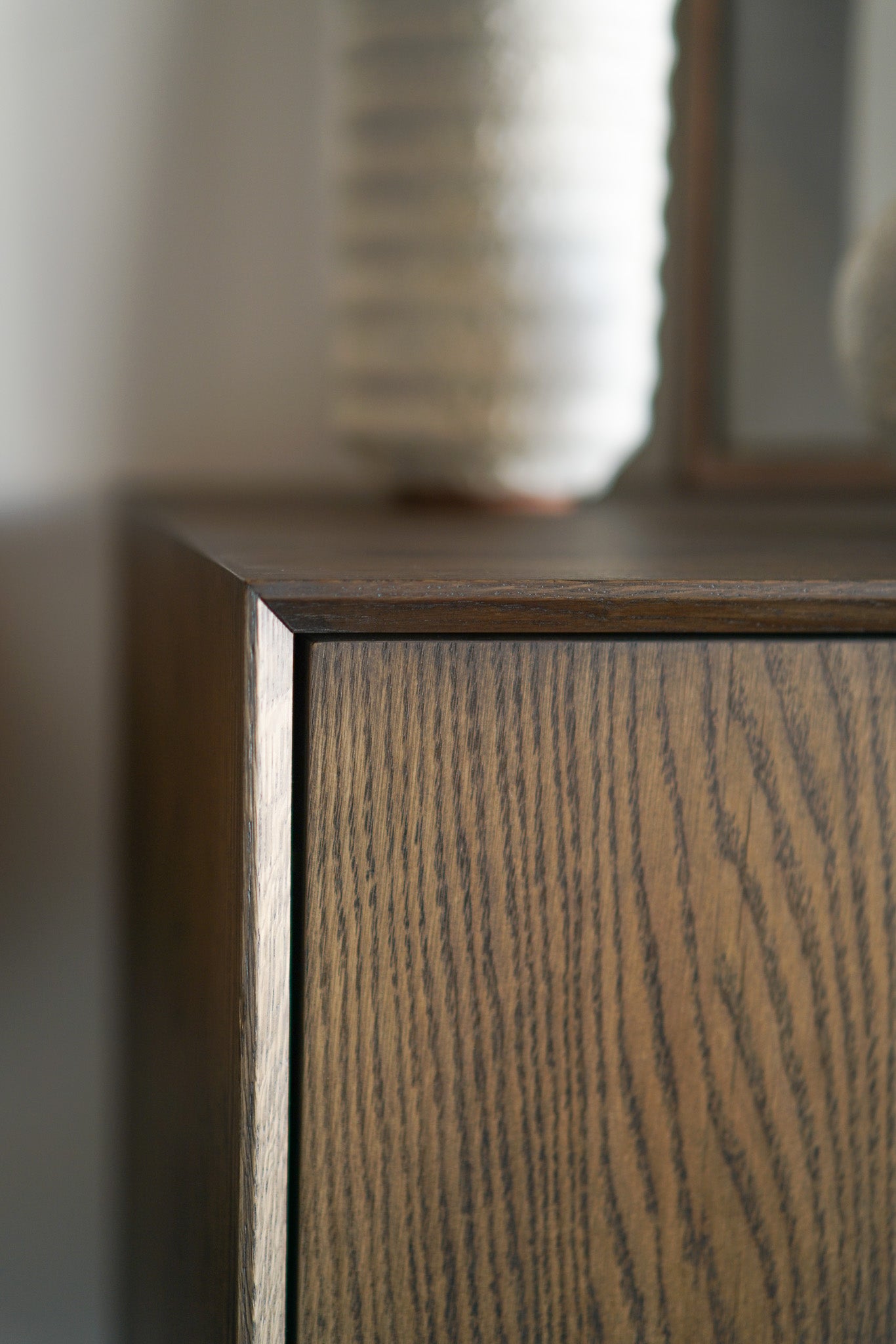 Flores Credenza - left top corner wood close up 