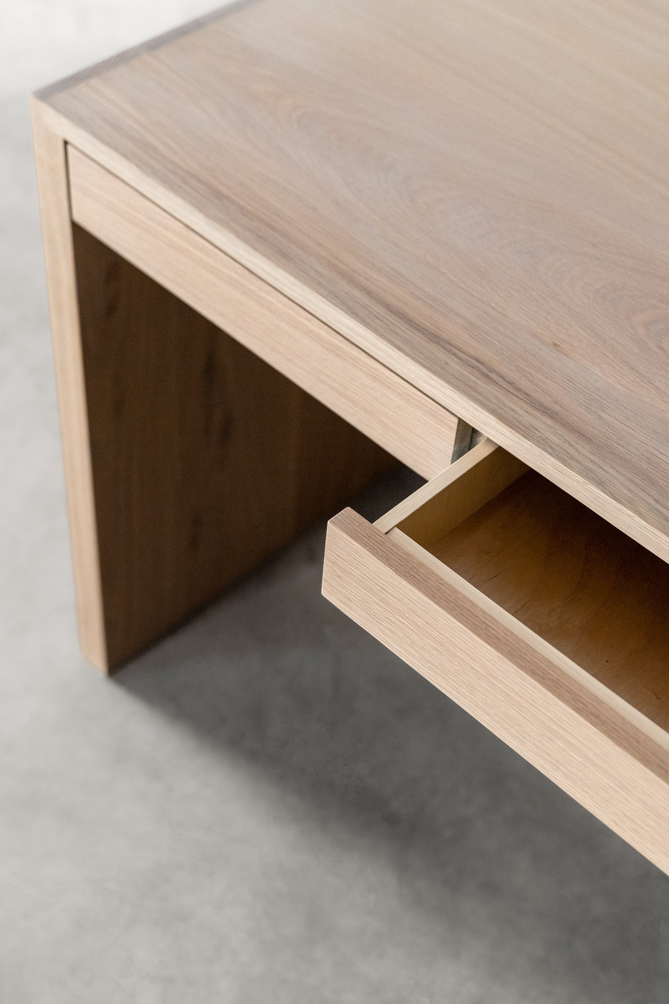 Milo desk OAK wood - close up on drawer 