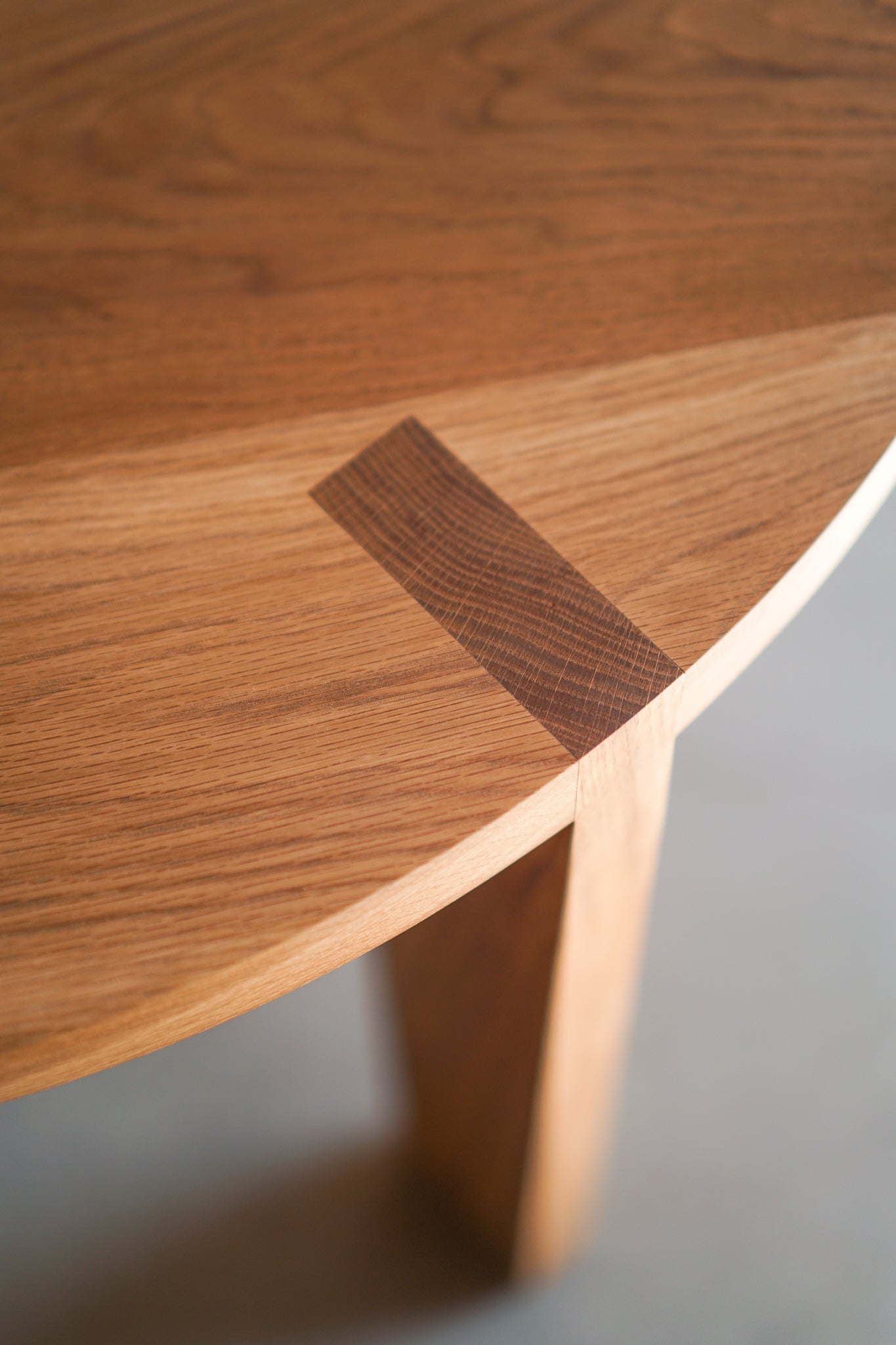 Morro dining table close up on leg 