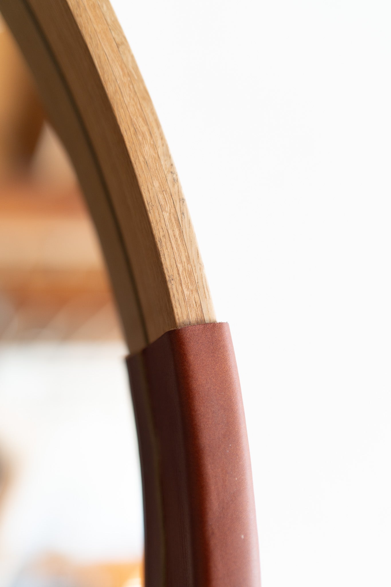 Carter mirror - close up on leather and wood 