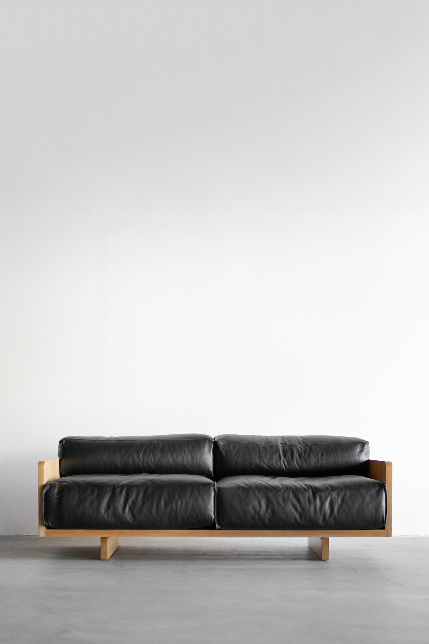 Carter sofa black leather - full shot 