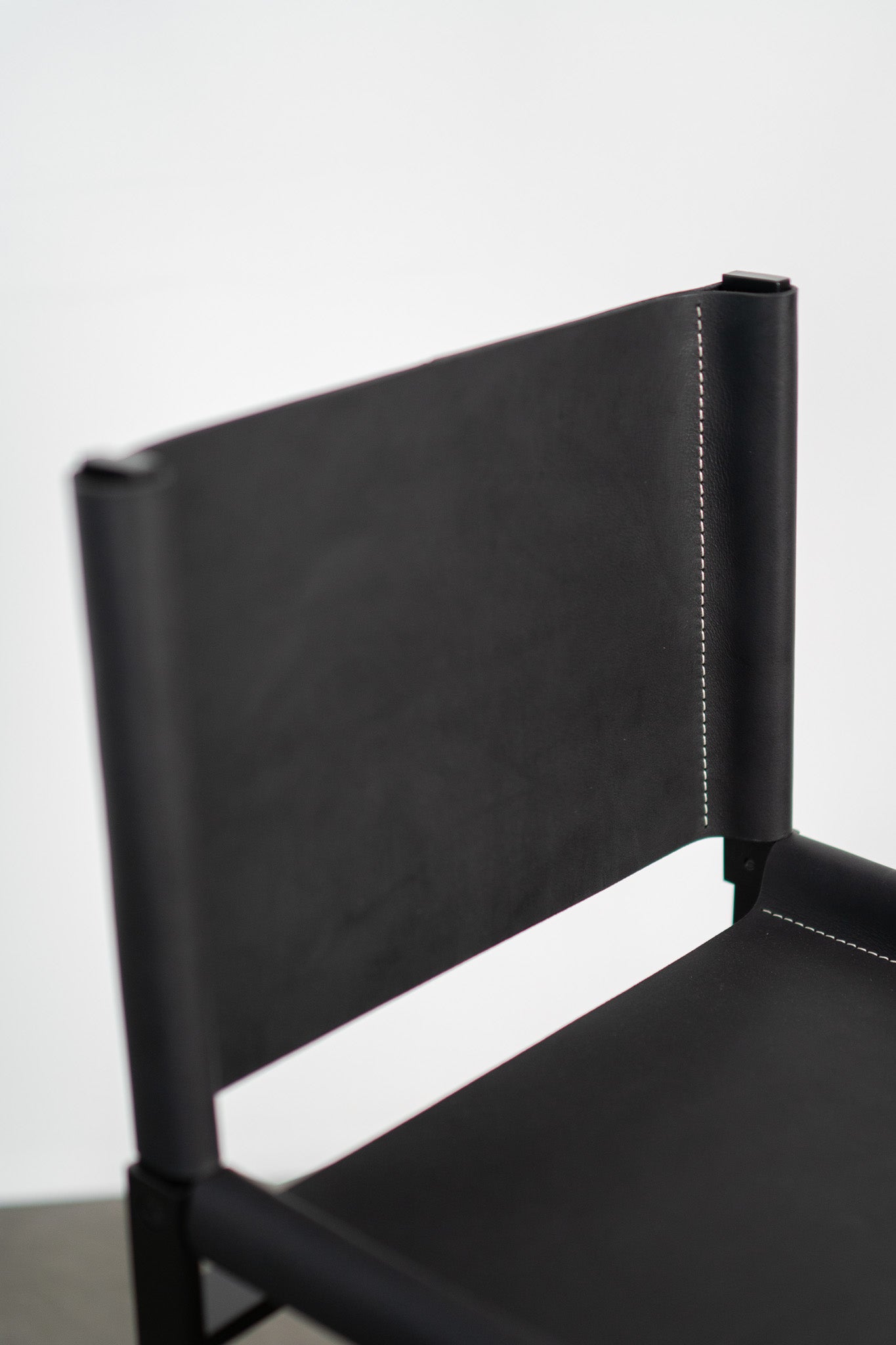 Latigo lounge chair - black leather 
