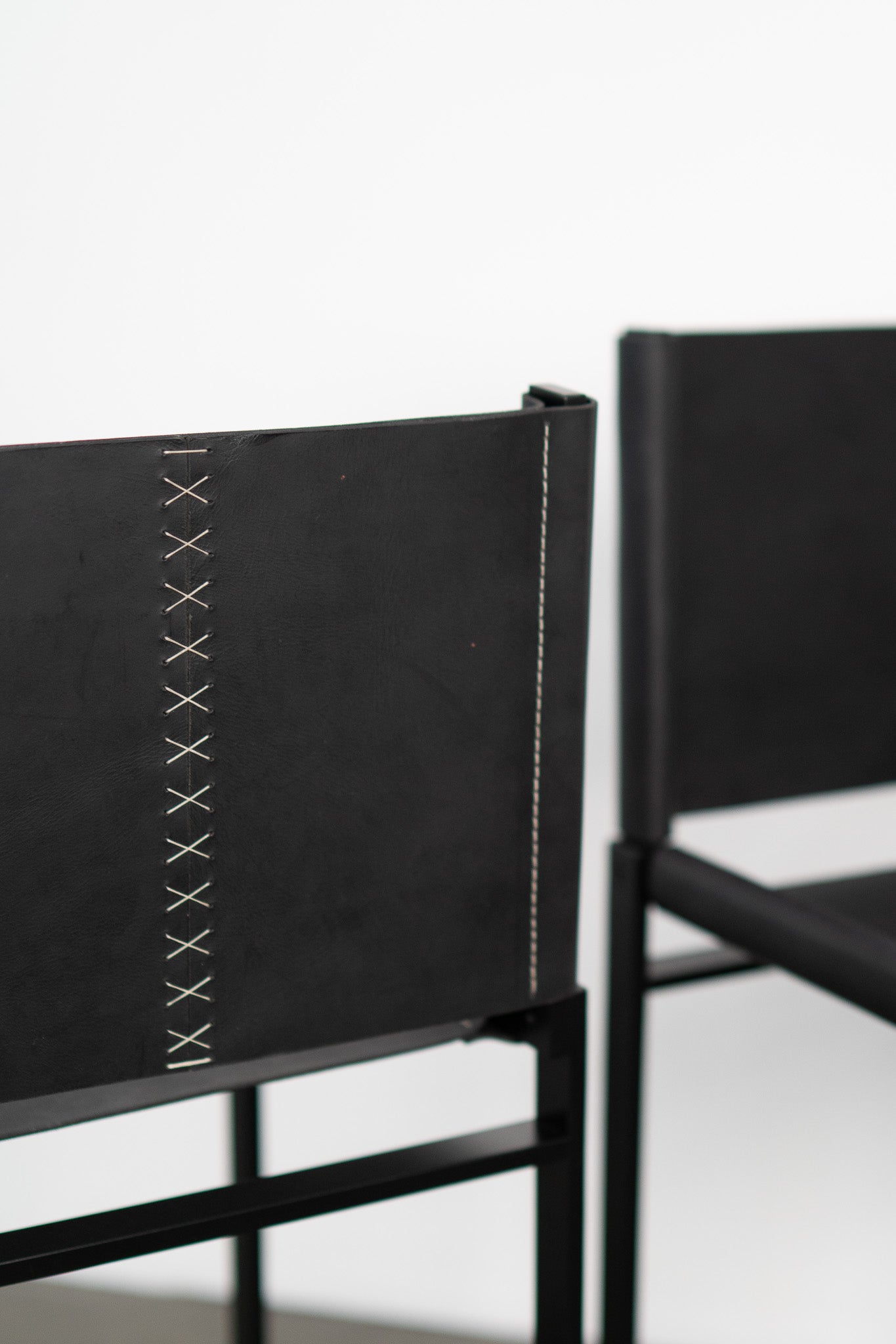 latigo lounge chair - black leather, seam