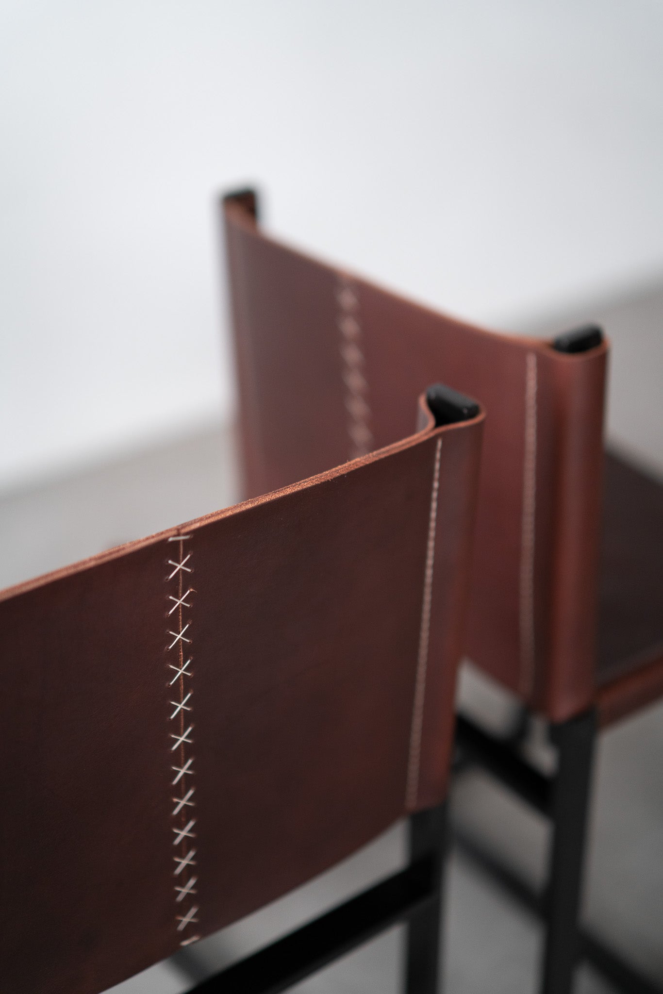 latigo lounge chair - leather seam 