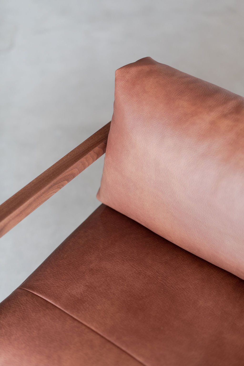eve dining chair walnut - close up on leather 