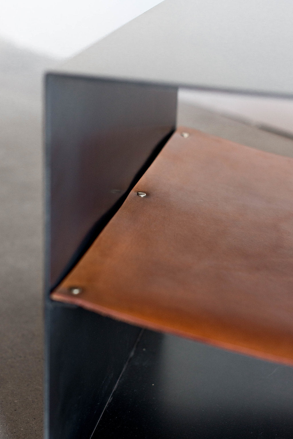 Latigo side table - Close up on leather attachment 