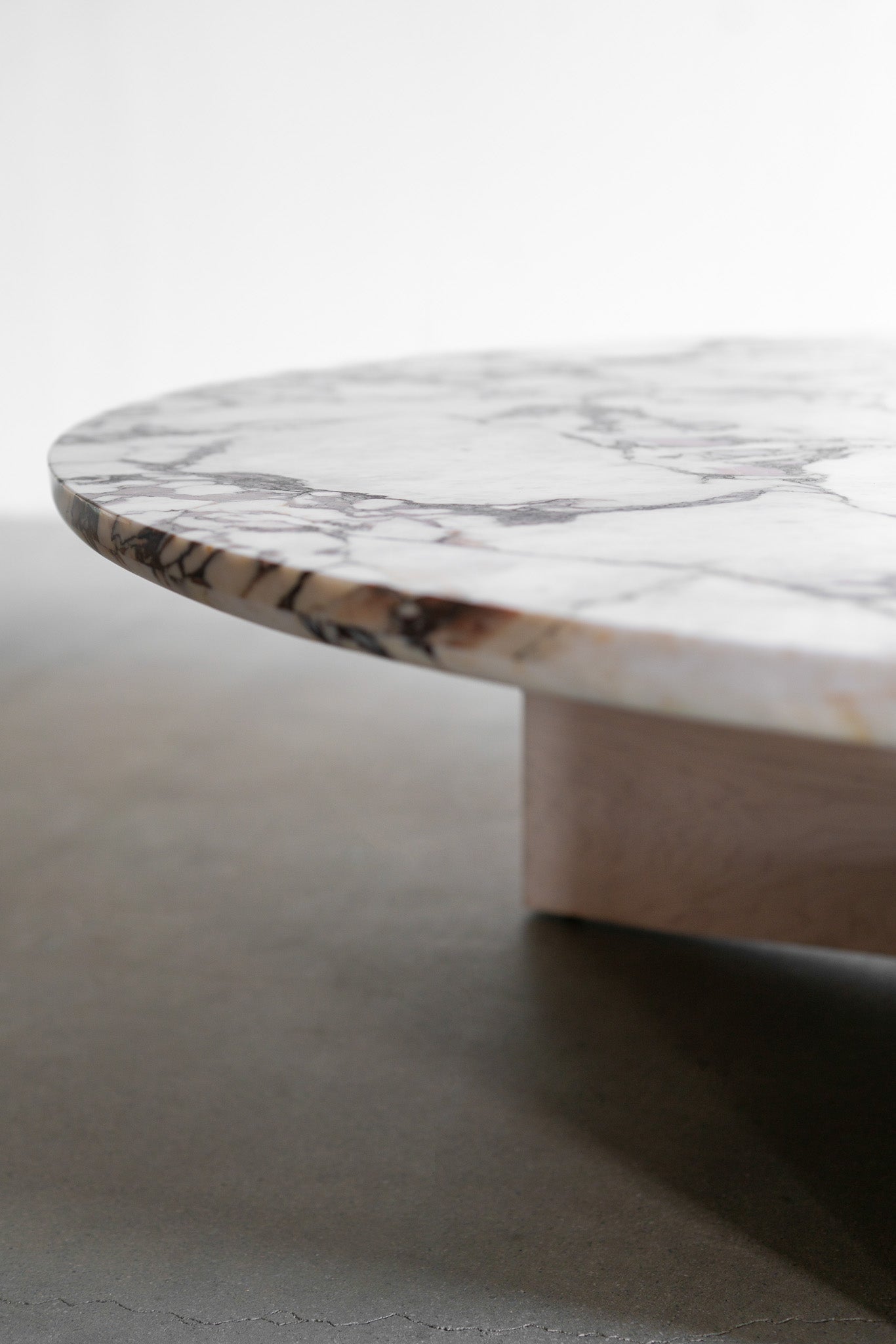 Mira coffee table - close up on marble 